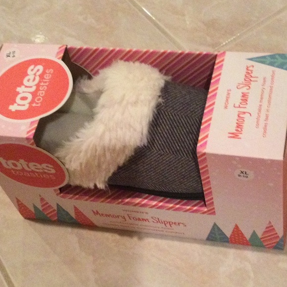 totes Shoes - New totes Memory foam slippers for women